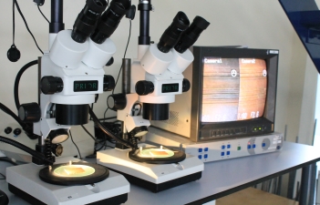A comparison microscope